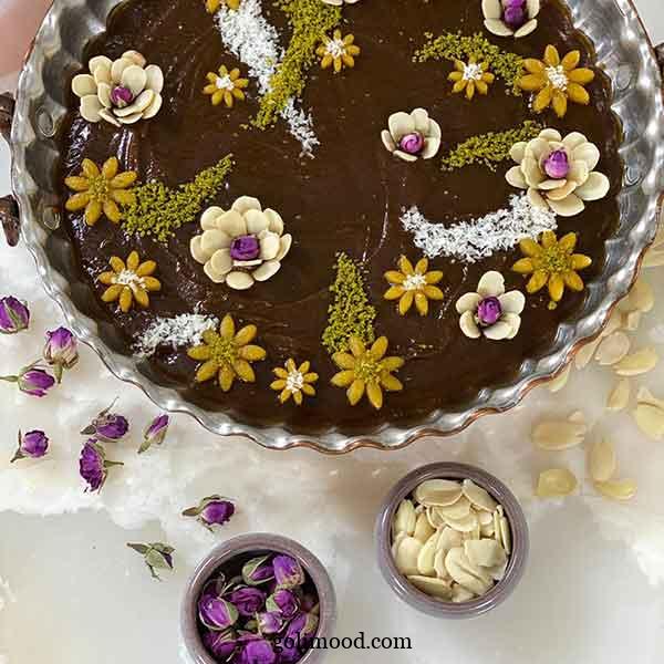 تزیین حلوا با گل محمدی