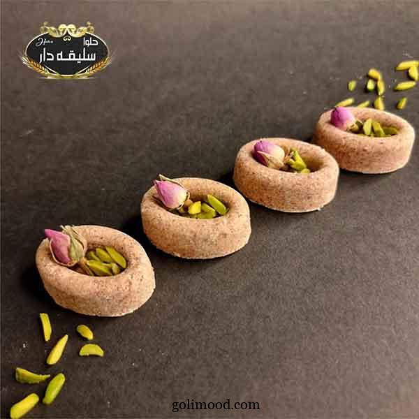 تزیین حلوا با گل محمدی