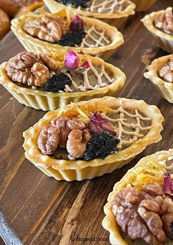 تزیین حلوا با گل محمدی