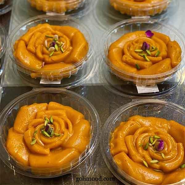 تزیین حلوا با گل محمدی