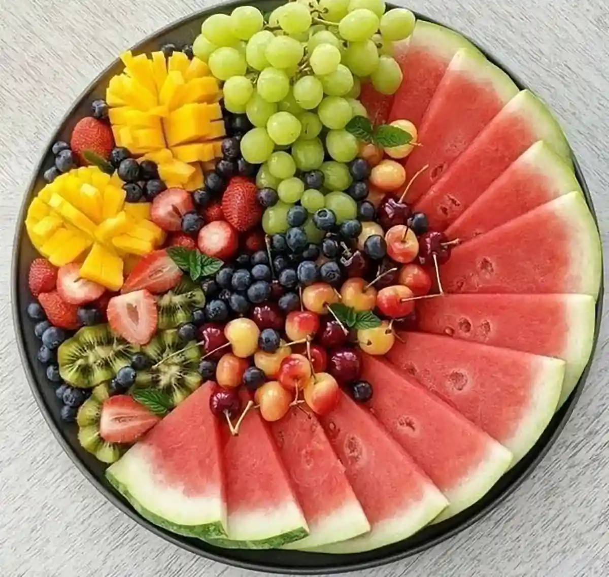 سینی میوه های برش خورده