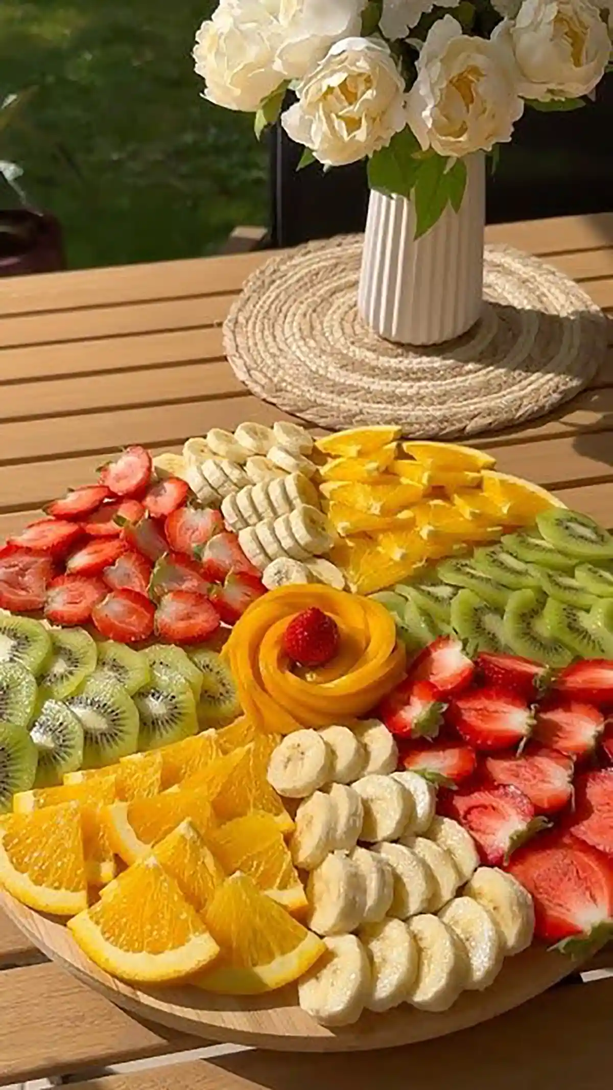 سینی میوه های برش خورده