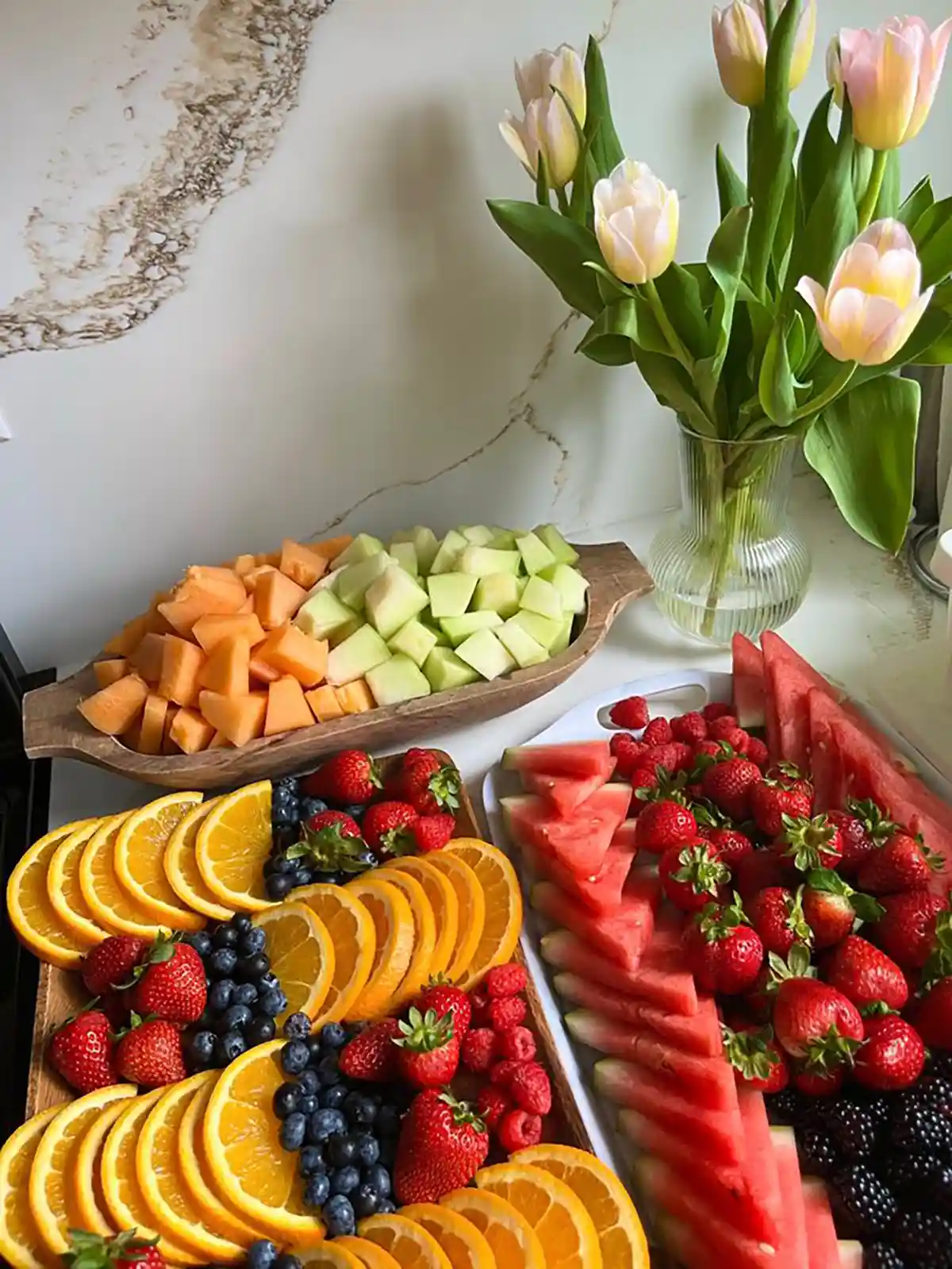 سینی میوه های برش خورده