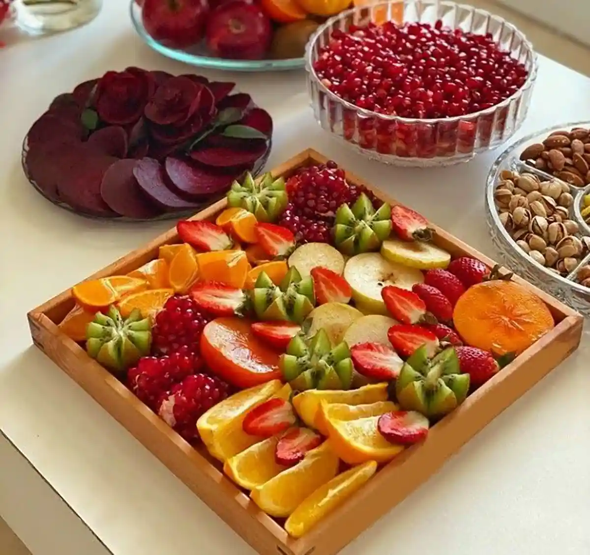 سینی میوه های برش خورده