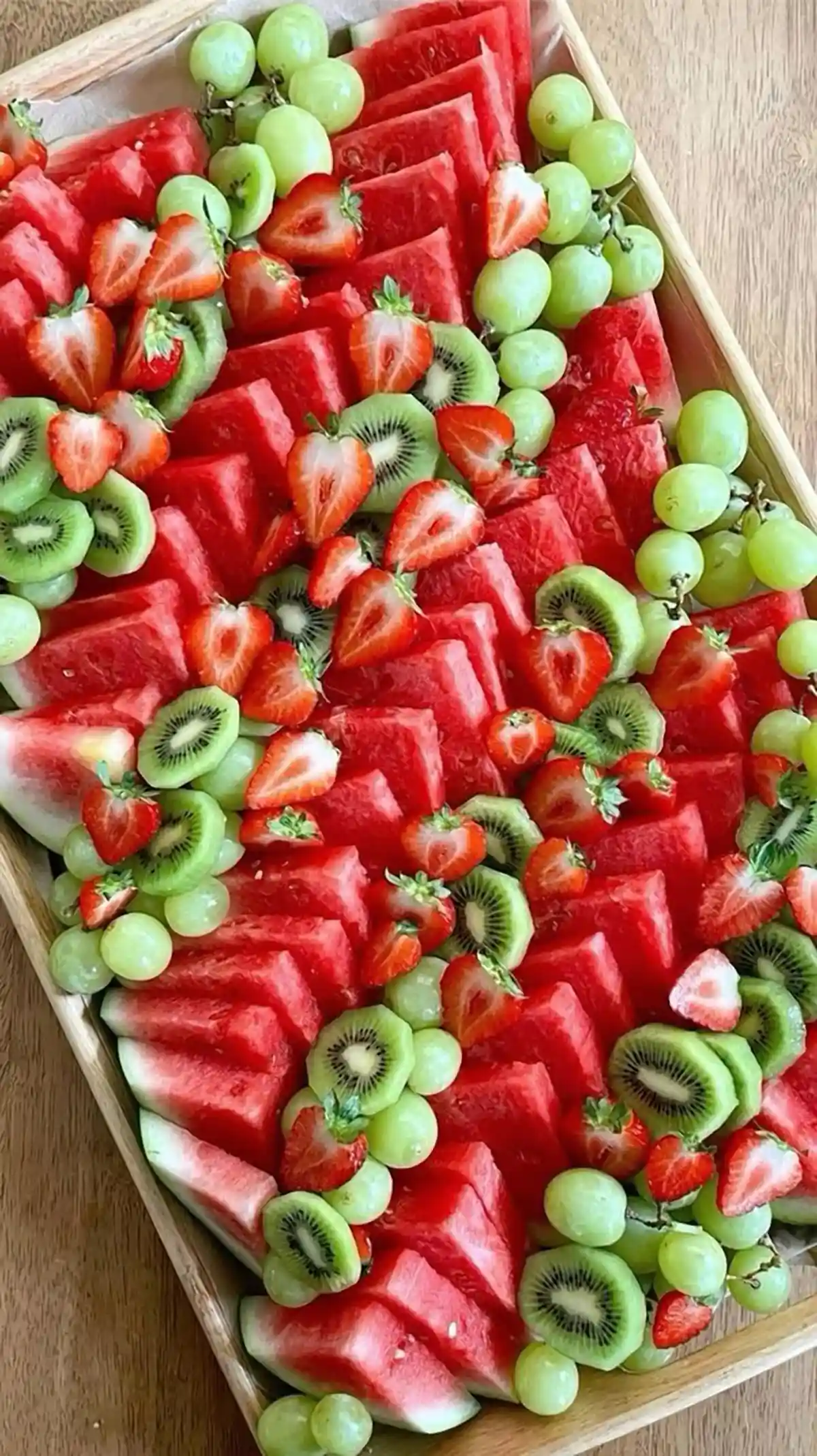 سینی میوه های برش خورده
