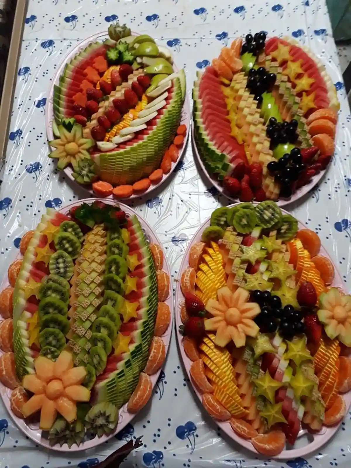 سینی میوه های برش خورده