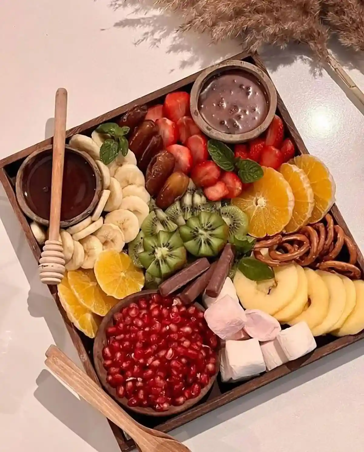 سینی میوه های برش خورده