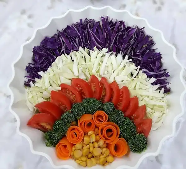 تزیین سالاد برای مهمانی