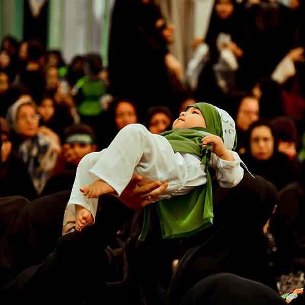 ایده عکس شیرخوارگان | طفلی با سربند «یا حسین»؛ عهدی ابدی