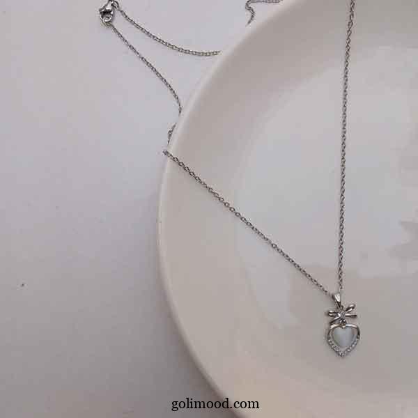 گردنبند های مینیمال دخترانه: 30 مدل برای استایل‌های روزمره و رسمی * پلاک کوچک 
