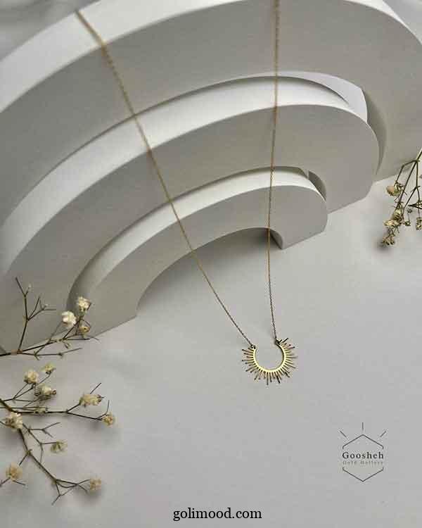 گردنبند های مینیمال دخترانه: 30 مدل برای استایل‌های روزمره و رسمی * پلاک کوچک 