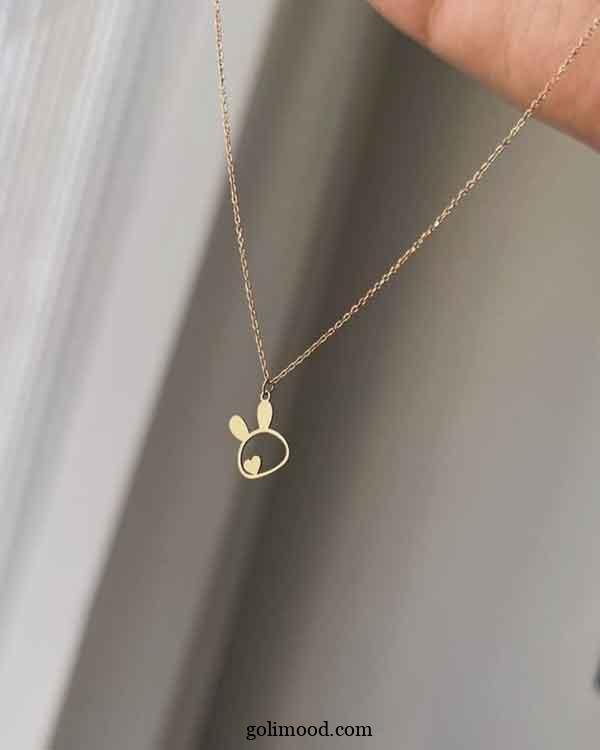 گردنبند های مینیمال دخترانه: 30 مدل برای استایل‌های روزمره و رسمی * پلاک کوچک 