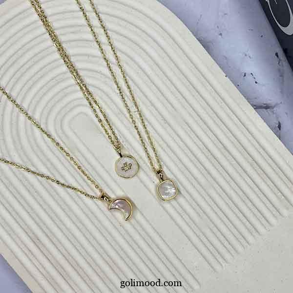 گردنبند های مینیمال دخترانه: 30 مدل برای استایل‌های روزمره و رسمی * پلاک کوچک 