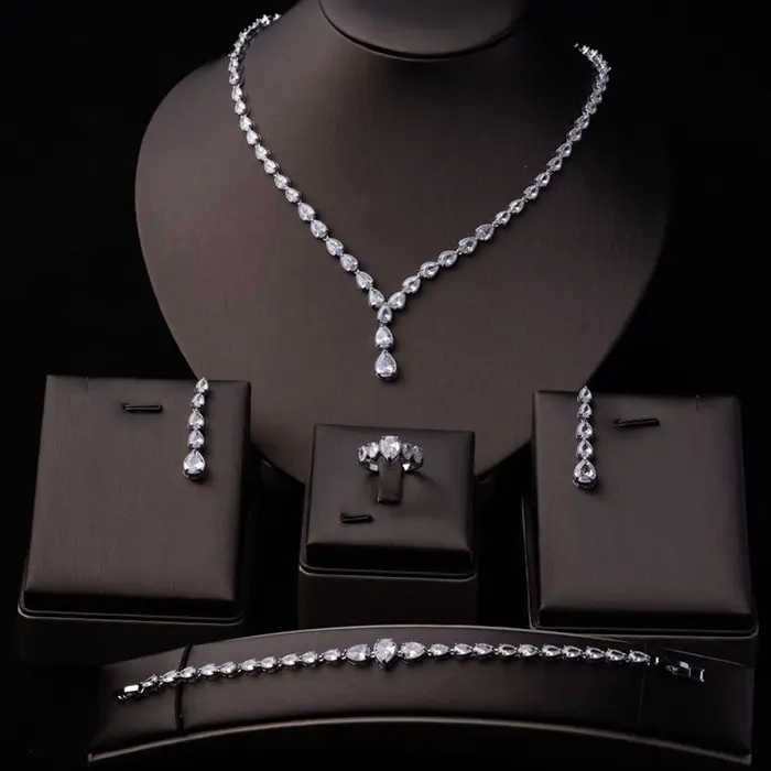 مدل سرویس طلا جدید ظریف | ۵۵ طرح مدرن و درخشش چشمنواز برای مجالس خاص