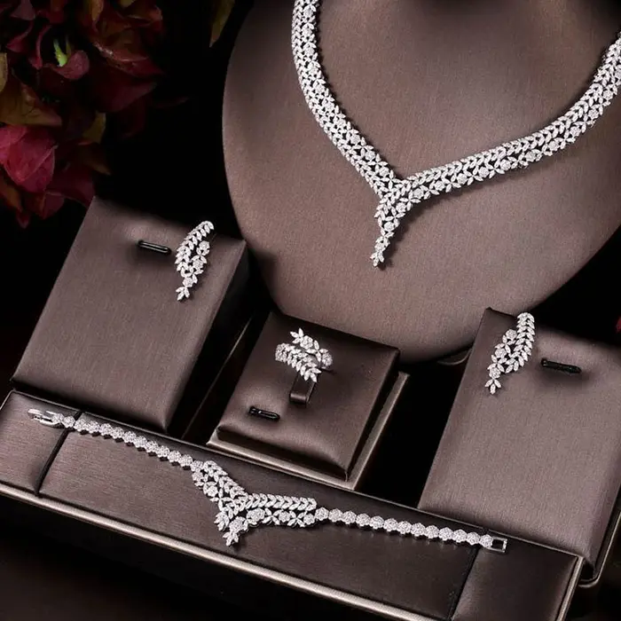 مدل سرویس طلا جدید ظریف | ۵۵ طرح مدرن و درخشش چشمنواز برای مجالس خاص