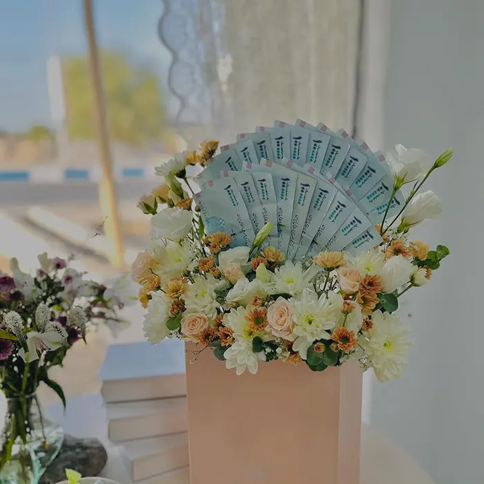 تزیین باکس گل با پول؛ ترکیب لوکس گل و اسکناس؛ جدیدترین ترند هدیههای لاکچری!