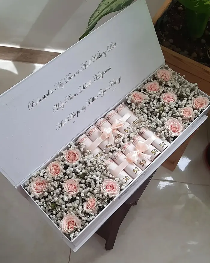 تزیین باکس گل با پول؛ ترکیب لوکس گل و اسکناس؛ جدیدترین ترند هدیههای لاکچری!